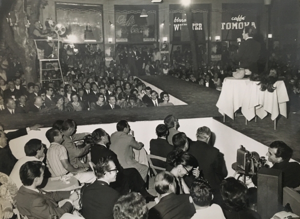 1967 Concorso Nazionale Miss Italia : settembre 1967 - Il comico Alighiero Noschese intarttiene il pubblico durante la serata di Miss Italia davanti al Caffè Teatro