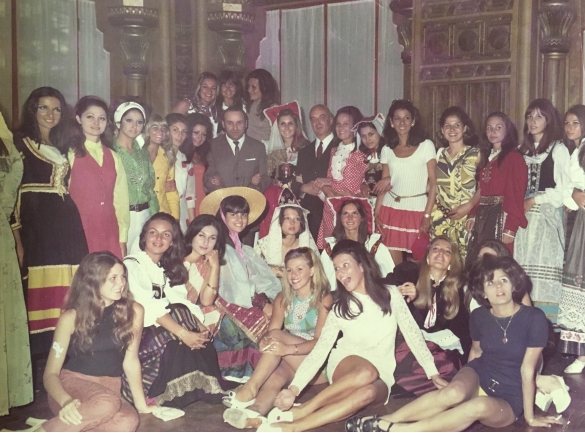 1969 Concorso Nazionale Miss Italia - Collezione Biblioteca Comunale G.D. Romagnosi: 30 agosto 1969 - Le miss in abiti folkloristici nel Salone Moresco