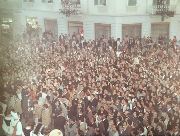 1969 Concorso Nazionale Miss Italia - Collezione Biblioteca Comunale G.D. Romagnosi: 30 agosto 1969 - Il pubblico affolla piazza Berzieri per lo spettacolo di presentzione delle candidate a Miss Italia