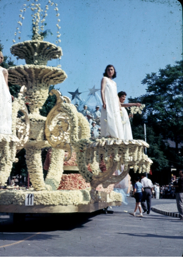 1958 Corso di Fiori - Collezione BIblioteca G.D.Romagnosi: Giugno 1958 - n. 11 Omaggio a Gershwin, carro gigante su progetto di Aldo Menoni (particolare)