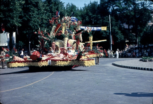 1958 Corso di Fiori - Collezione BIblioteca G.D.Romagnosi: Giugno 1958 - n. 8 Fiori e bambole, carro medio presentato da Nando Canepari