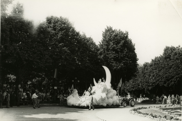 1958 Corso di Fiori - Collezione BIblioteca G.D.Romagnosi: Giugno 1958 - Carro fiorito in sfilata