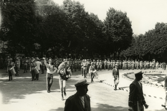 1958 Corso di Fiori - Collezione BIblioteca G.D.Romagnosi: Giugno 1958 - Banda musicale allieta il pubblico durante la sfilata