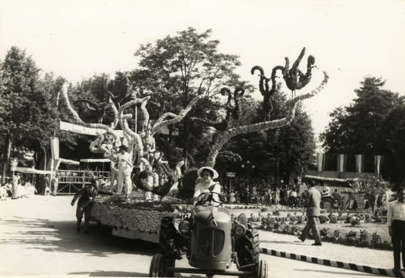 1958 Corso di Fiori - Collezione BIblioteca G.D.Romagnosi: Giugno 1958 - n. 17 Uccelli Lira, carro grande presentato da Ferrante Biolzi