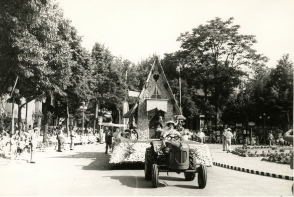 1958 Corso di Fiori - Collezione BIblioteca G.D.Romagnosi: Giugno 1958 - Carro fiorito in sfilata