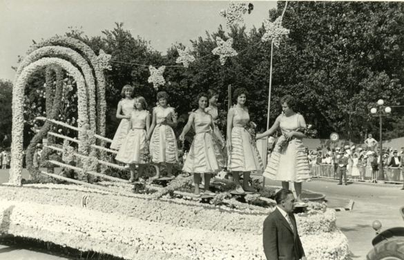 1958 Corso di Fiori - Collezione BIblioteca G.D.Romagnosi: Giugno 1958 - Fanciulle su un carro fiorito