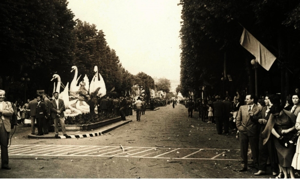 1956 Corso di Fiori - Collezione BIblioteca G.D.Romagnosi: Giugno 1956 - Sfilata di carri per il centro città