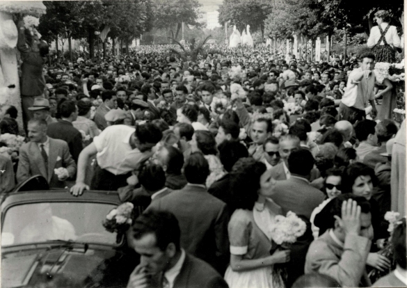 1956 Corso di Fiori - Collezione BIblioteca G.D.Romagnosi: Giugno 1956 - Il pubblico gremisce le strade della città