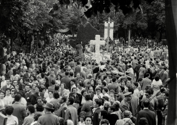 1956 Corso di Fiori - Collezione BIblioteca G.D.Romagnosi: Giufno 1956 - La folla gremisce la piazza dove sfilano i carri floreali