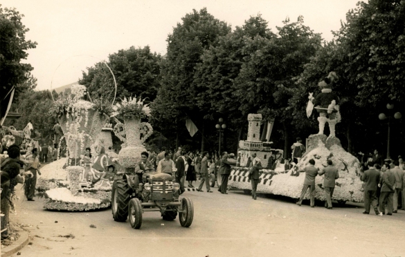 1956 Corso di Fiori - Collezione BIblioteca G.D.Romagnosi: Giugno 1956 - Sfilata di carri 