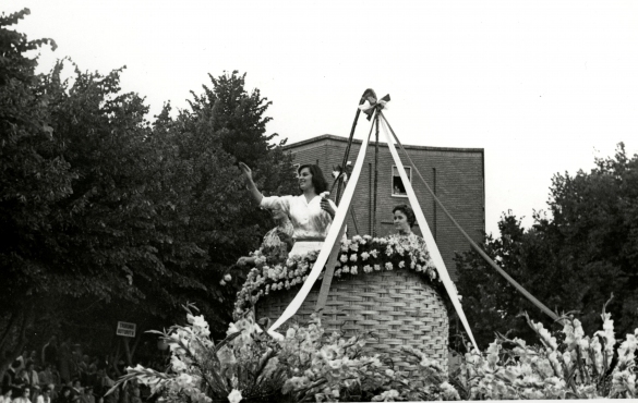 1956 Corso di Fiori - Collezione BIblioteca G.D.Romagnosi: Giugno 1956 - Particolare di un carro