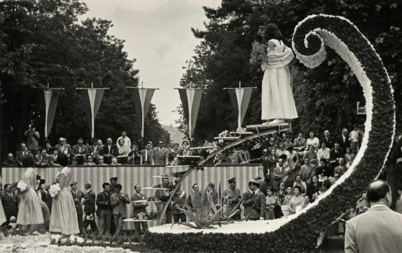 1956 Corso di Fiori - Collezione BIblioteca G.D.Romagnosi: Giungo 1956 - Un carro sfila davanti al palco delle autorità