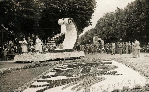 1956 Corso di Fiori - Collezione BIblioteca G.D.Romagnosi: Giugno 1956 - Un carro sfila per la città