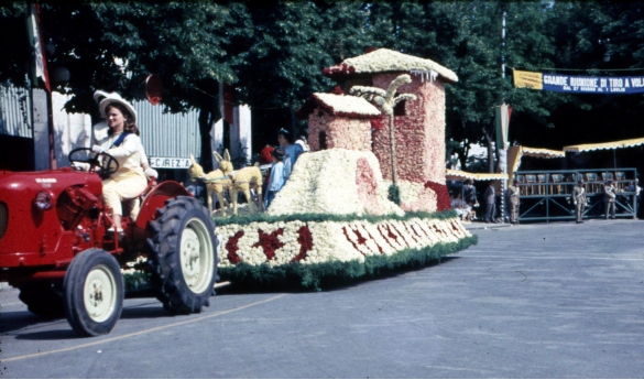 1958 Corso di Fiori - Collezione BIblioteca G.D.Romagnosi: Giugno 1958 - Carro floreale in sfilata