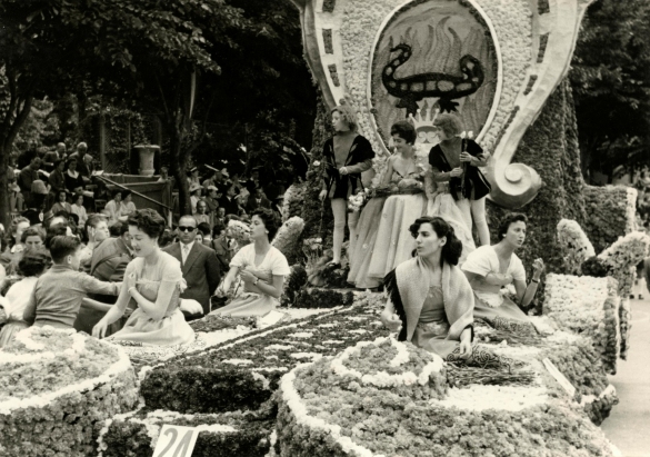 1956 Corso di Fiori - Collezione BIblioteca G.D.Romagnosi: Giugno 1956 - Carro floreale con la salamandra, simbolo della Città di Salsomaggiore Terme