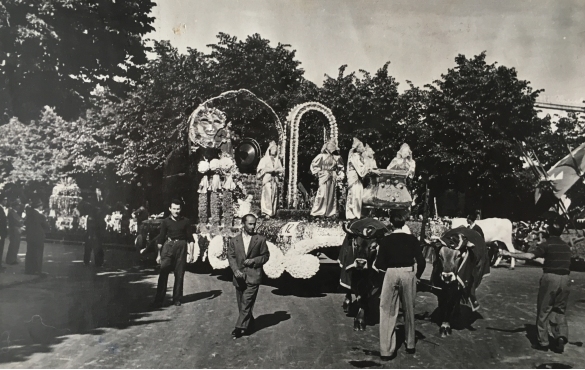 1952 Corso di Fiori - Collezione BIblioteca G.D.Romagnosi: Giugno 1952 - Carro floreale in sfilata
