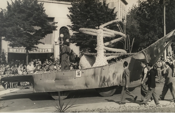 1952 Corso di Fiori - Collezione BIblioteca G.D.Romagnosi: Giugno 1952 - n 16 Il bacio, carro medio