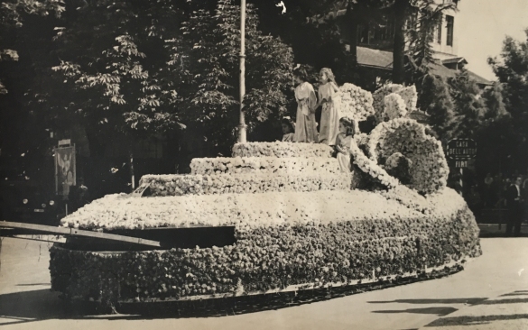 1952 Corso di Fiori - Collezione BIblioteca G.D.Romagnosi: iugno 1952 - n. 20 Ragazze e Fiori, carro medio vincitore del 7 ° premio della categoria