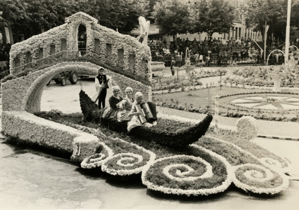 1957 Corso di Fiori - Collezione BIblioteca G.D.Romagnosi: Giugno 1957 - n. 3 Ragazze Veneziane, carro medio di Nando Canepari