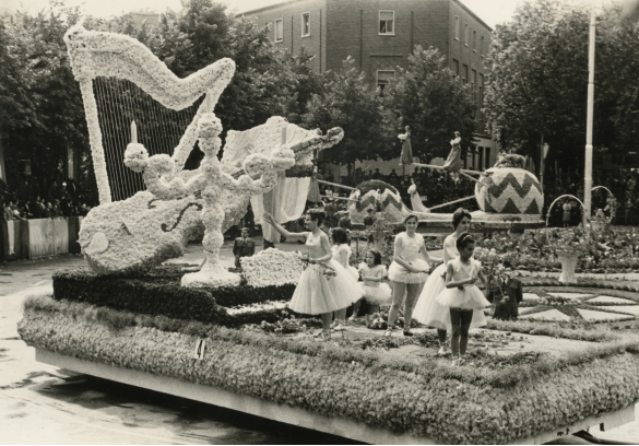 1957 Corso di Fiori - Collezione BIblioteca G.D.Romagnosi: Giugno 1957 - n. 4 Invito alla Danza, carro medio progettato da Fausto Avanzi