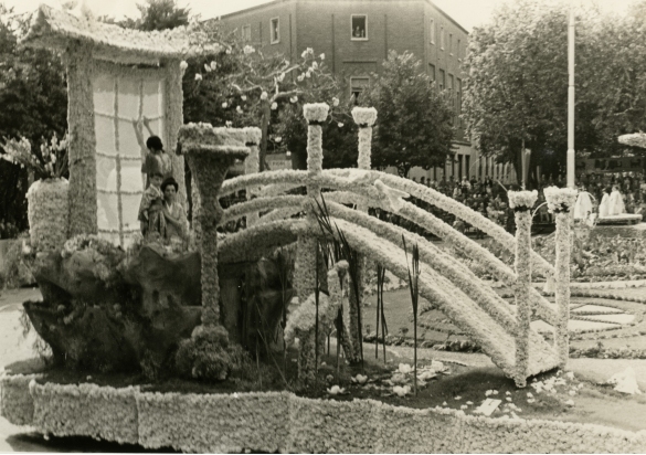 1957 Corso di Fiori - Collezione BIblioteca G.D.Romagnosi: Giugno 1957 - Carro floreale in sfilata
