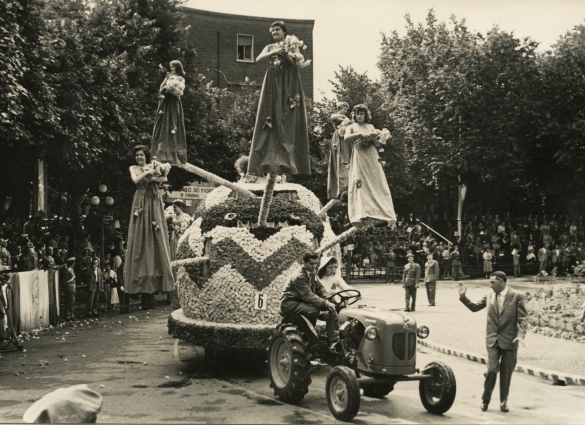 1957 Corso di Fiori - Collezione BIblioteca G.D.Romagnosi: Giugno 1957 _ n. 6 Catapulte vive, carro grande presentato e progettato da Attilio Bertolotti