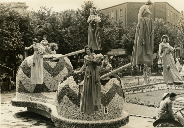1957 Corso di Fiori - Collezione BIblioteca G.D.Romagnosi: Giugno 1957 - Il carro floreale n. 6 sfila in piazza