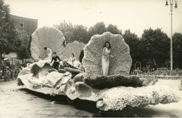 1957 Corso di Fiori - Collezione BIblioteca G.D.Romagnosi: Giugno 1957 -n. 7 Pescatori di perle, carro gigante su progetto di Carla Ferrari
