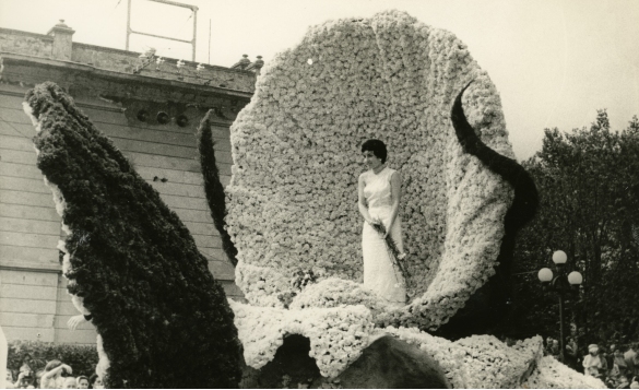 1957 Corso di Fiori - Collezione BIblioteca G.D.Romagnosi: Giugno 1957 - Particolare carro n. 7 Pescaroti di perle