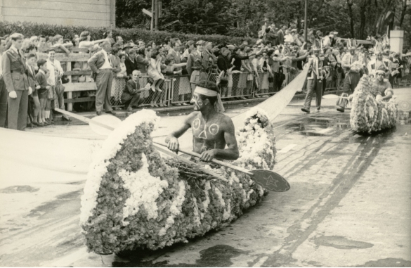 1957 Corso di Fiori - Collezione BIblioteca G.D.Romagnosi: Giugno 1957-  Simpatiche canoe fiorite partecipanti al coso floreale