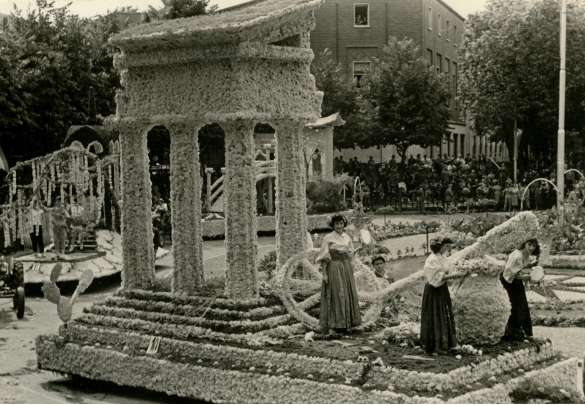 1957 Corso di Fiori - Collezione BIblioteca G.D.Romagnosi: Giugno 1957 - n. 10 Fascino siculo, carro medio