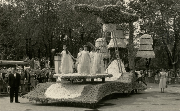1957 Corso di Fiori - Collezione BIblioteca G.D.Romagnosi: Giugno 1957 - Fanciulli sopta un carro floreale