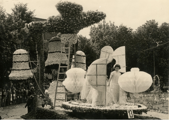 1957 Corso di Fiori - Collezione BIblioteca G.D.Romagnosi: Giugno 1957 - n. 13 Il mago della pioggia, carro grande progettato e presentato da Vittorio Mangoni