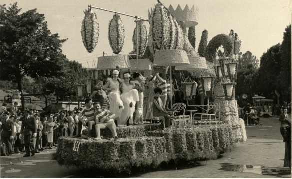 1957 Corso di Fiori - Collezione BIblioteca G.D.Romagnosi: Giugno 1957 - n. 14 Can can, carro gigante su progetto di Vittorio Mangoni