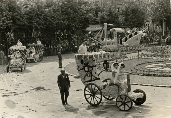1957 Corso di Fiori - Collezione BIblioteca G.D.Romagnosi: Giugno 1957, carrozze floreali allegoriche