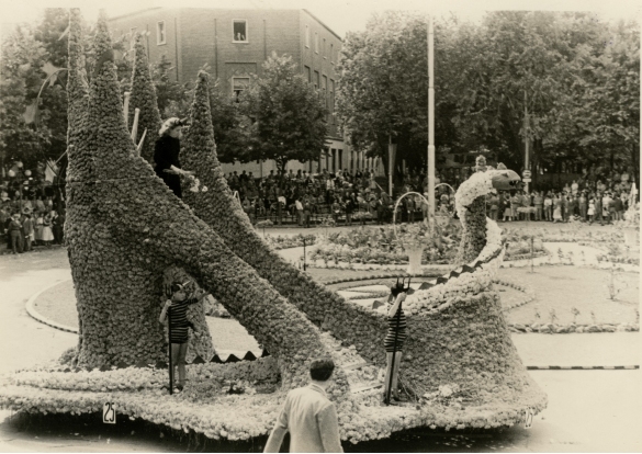 1957 Corso di Fiori - Collezione BIblioteca G.D.Romagnosi: Giugno 1957 - Carro in sfilata