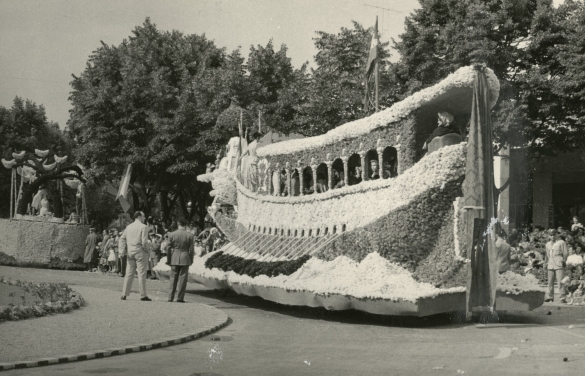 1957 Corso di Fiori - Collezione BIblioteca G.D.Romagnosi: Giugno 1957 - Carro gigante in sfilata