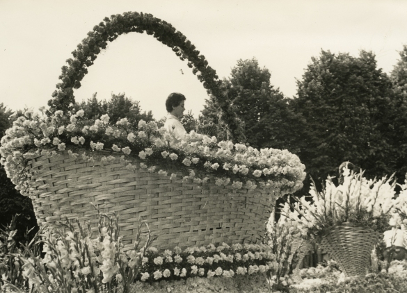 1957 Corso di Fiori - Collezione BIblioteca G.D.Romagnosi: Giugno 1957 -  Carro in sfilata