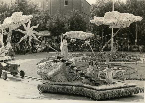 1957 Corso di Fiori - Collezione BIblioteca G.D.Romagnosi: Giugno 1957 - n. 17 Nel egno delle Fiabe, carro medio di Pietro Lambri