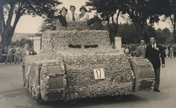 1954 Corso di Fiori - Collezione BIblioteca G.D.Romagnosi: Giugno 1954 - n. 17 Carro armato di fiori, categoria carro piccolo
