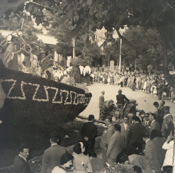 1954 Corso di Fiori - Collezione BIblioteca G.D.Romagnosi: Giugno 1954 - La folla gremisce la piazza 