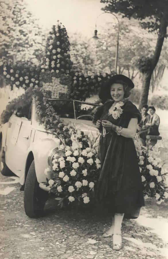 1951 Corso di Fiori - Collezione BIblioteca G.D.Romagnosi: Giugno 1951 - Fiori elvetici, autovettura presentata dalla signora Eveline Latschia