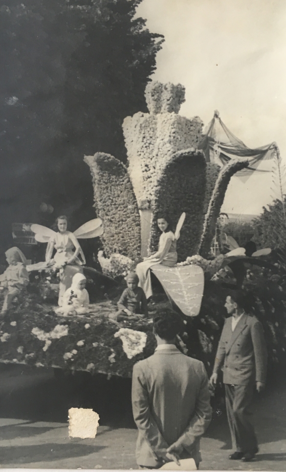 1951 Corso di Fiori - Collezione BIblioteca G.D.Romagnosi: Giugno 1951 - n. 22 I gnomi del bosco, carro grande (particolare)