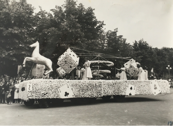 1951 Corso di Fiori - Collezione BIblioteca G.D.Romagnosi: Giugno 1951 - Gioco d'azzardo, carro grande 