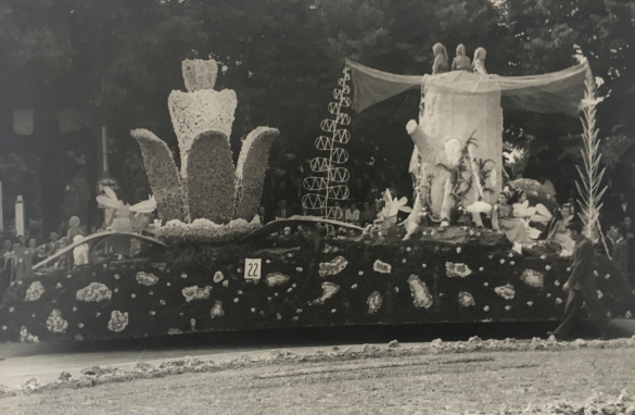 1951 Corso di Fiori - Collezione BIblioteca G.D.Romagnosi: Giugno 1951 - n. 22 I gnomi del bosco, carro grande
