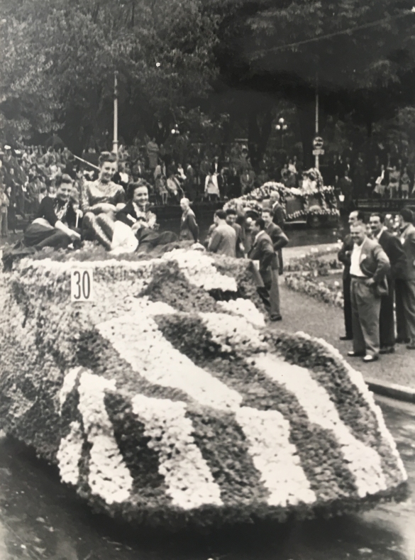 1953 Corso di Fiori - Collezione BIblioteca G.D.Romagnosi: Giugno 1953 - Fanciulle radiose sul carro n. 30 Murene