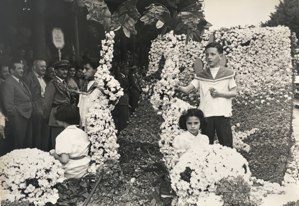 1953 Corso di Fiori - Collezione BIblioteca G.D.Romagnosi: Giugno 1953 - Bimbi sul carro n. 12 Vacanze in alto mare