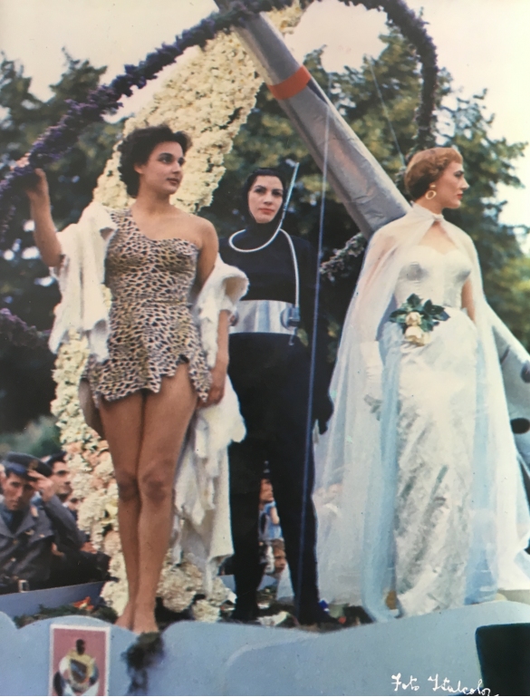 1953 Corso di Fiori - Collezione BIblioteca G.D.Romagnosi: Giugno 1953 - Miss Milano, Marisa Paolucci sull'autovettura Viaggio Interplanetaio presentata dalle sorelle Rossaro 