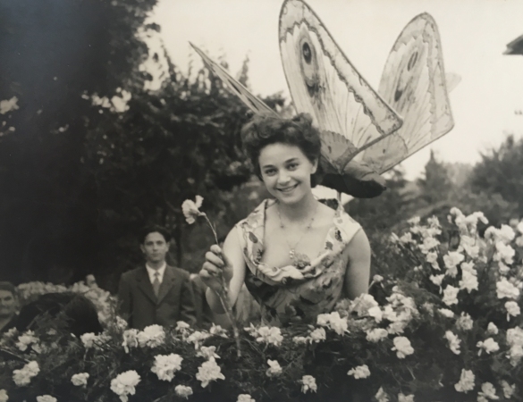 1955 Corso di Fiori - Collezione BIblioteca G.D.Romagnosi: Giugno 1955 - L'attrice Brunella Bovo ssfila sull'autovettura Fantasia di Primavera n. 8, presentata dall'Azienda Termale di Tabiano