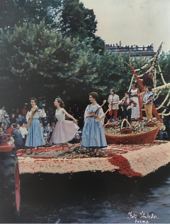 1953 Corso di Fiori - Collezione BIblioteca G.D.Romagnosi: Giugno 1953 - n. 5 Fioritura d'Arte, carro grande della Famiglia Salsese